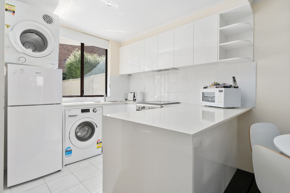 MANUKA PARK SERVICED APARTMENTS 54/58