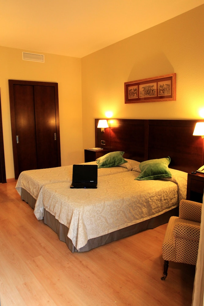 ROOM, SINGLE