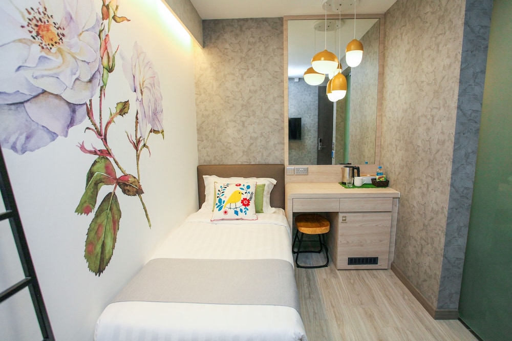 CHAMPION HOTEL CITY 8/50