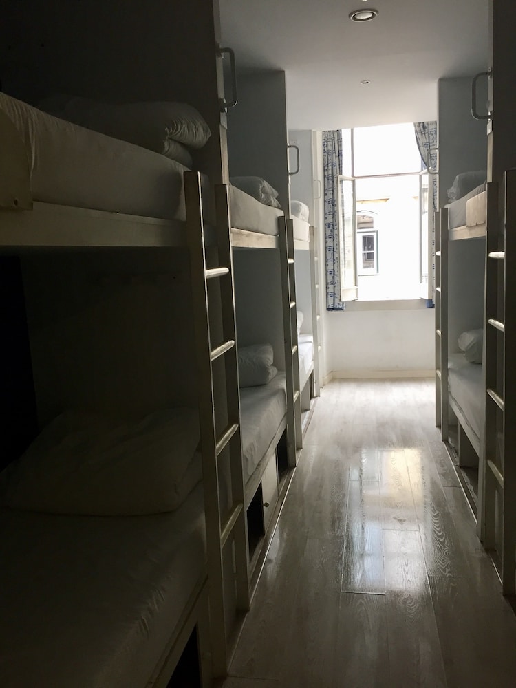 GOLDEN TRAM 242 LISBONNE HOSTEL 22/25