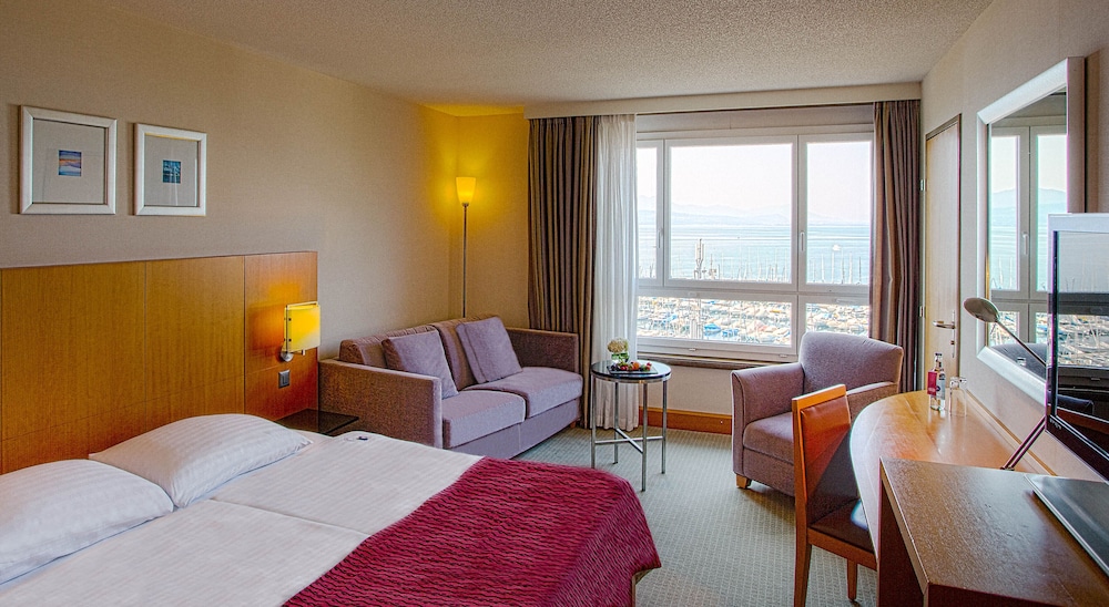 DELUXE, QUEEN BED, LAKE VIEW