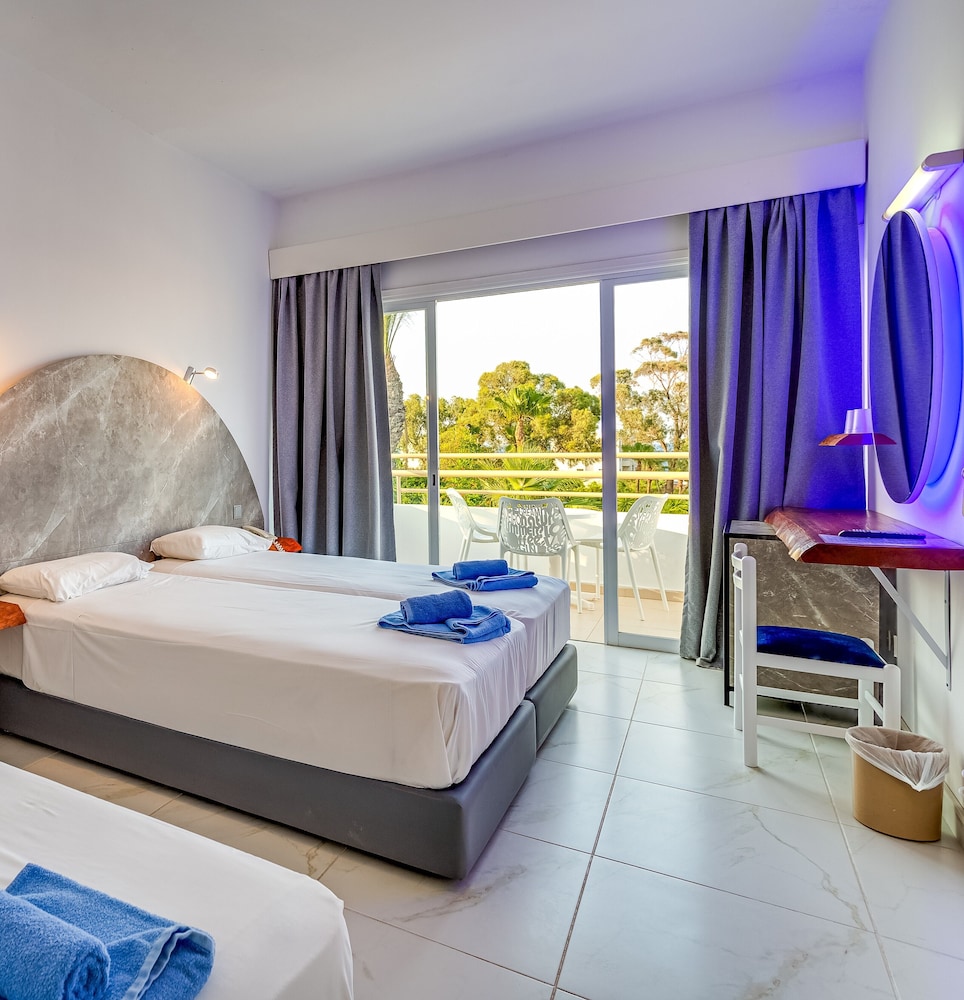 Adelais Bay Hotel 12/50