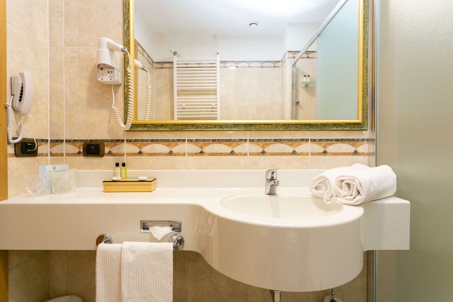 غرفة قياسية بسرير كينج، Hotel Mirage Sure Hotel Collection By Best Western 5/6