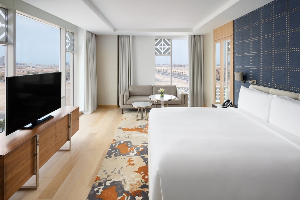 DIPLOMAT, SUITE, KING BED