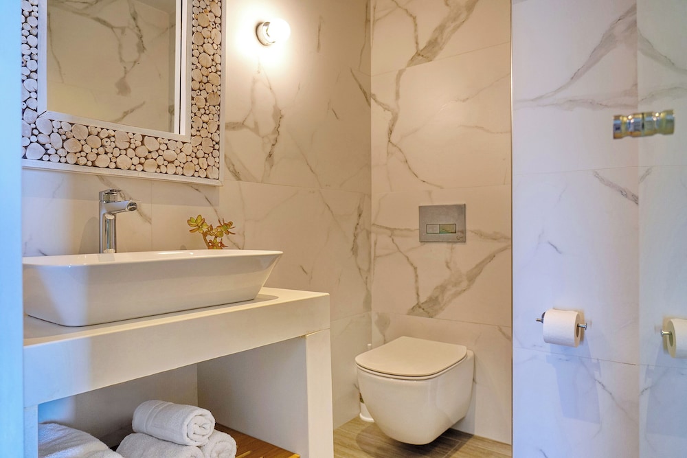 غرفة سوبيريور بسرير مزدوج بشرفة بإطلالة جزئية على البحر، Villaggio Boutique Hotel Hersonissos - Adults Only 8/8