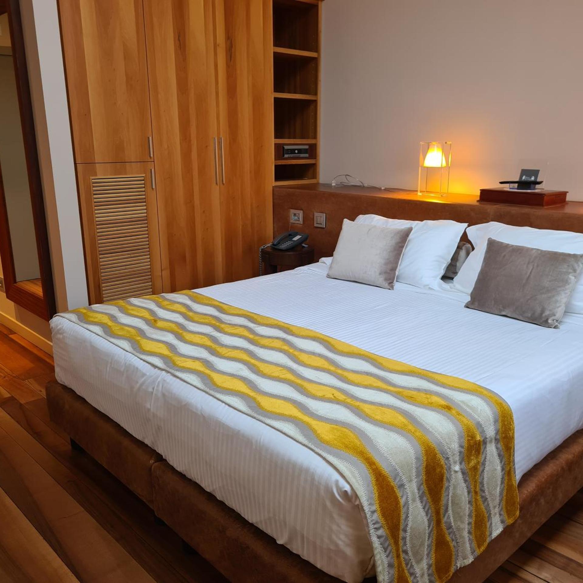 SUPERIOR, DOUBLE OR TWIN BED