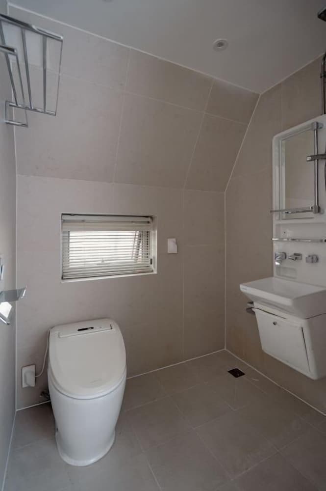 PREMIER, STUDIO, SUITE