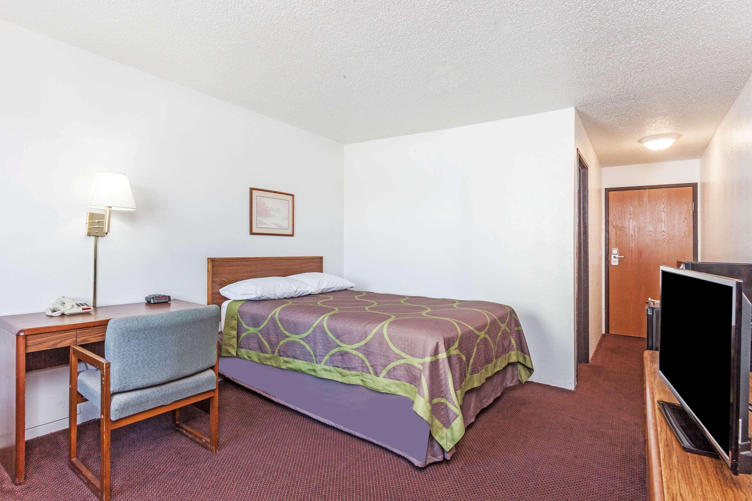 Super 8 by Wyndham Winchester VA 10/16