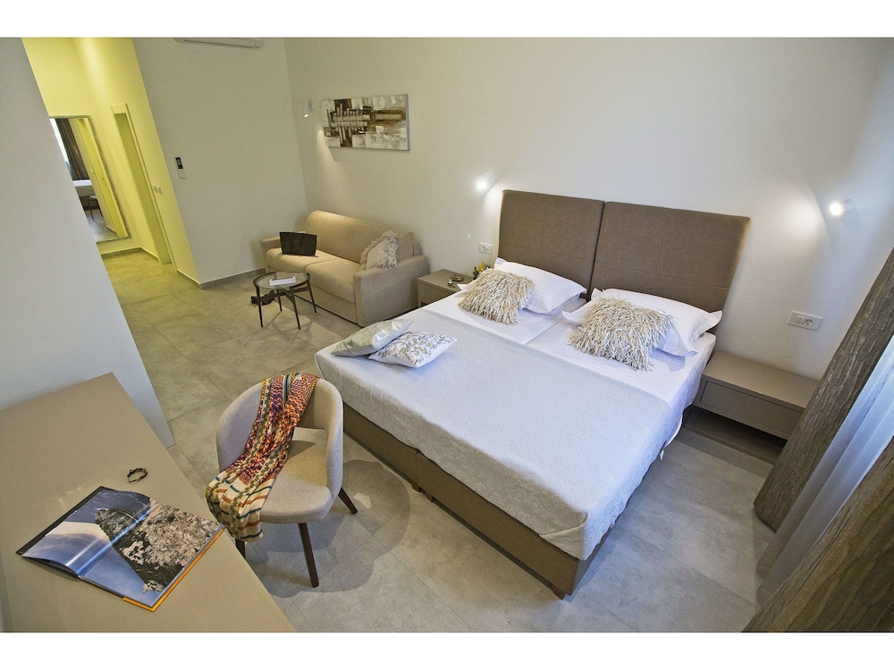 Deluxe, Queen Bed, Sofa, Pool Access