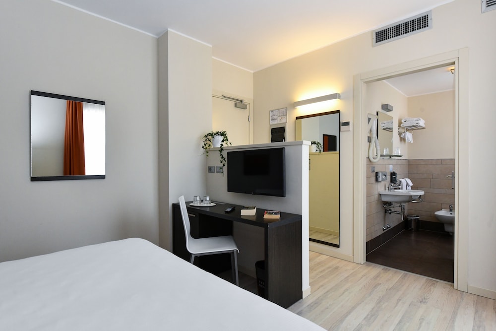 Vienna Hotel 27/56