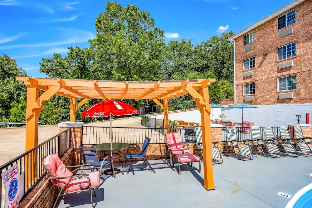 Rodeway Inn Branson, Brick House 5/35