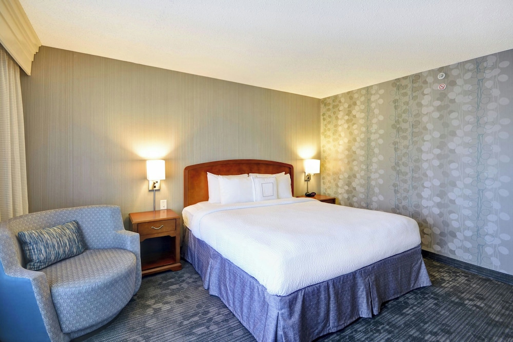 1 Bedroom, Suite, King Bed, Courtyard View, Sofa