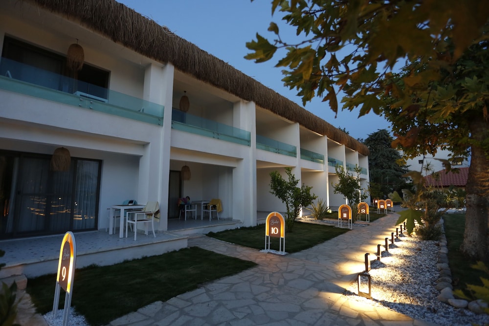 Glenn Hotel Beach 1/50