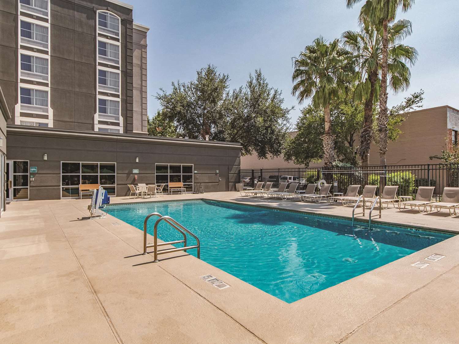 La Quinta Inn & Suites by Wyndham San Antonio Downtown 23/25