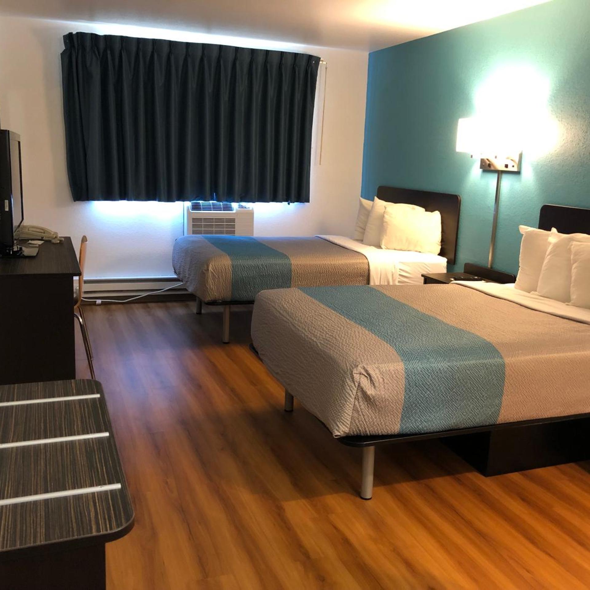 Room, Quadruple, Days Inn by Wyndham La Crosse 5/10