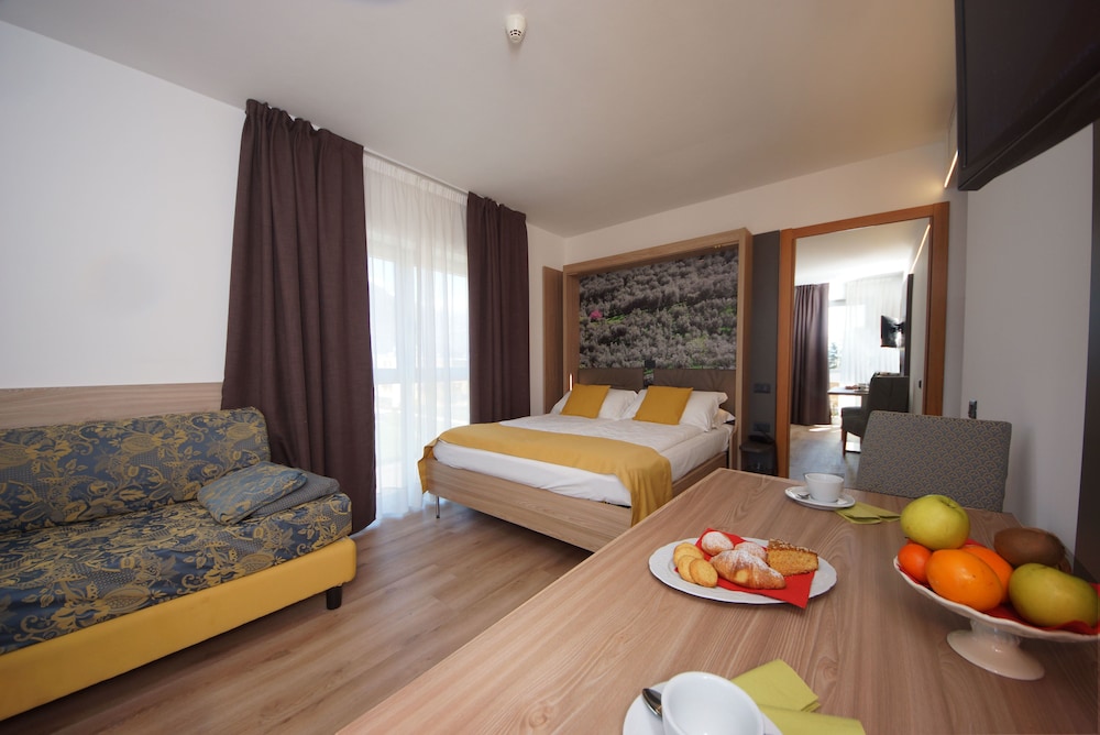 Hotel Ambassador Suite 45/73