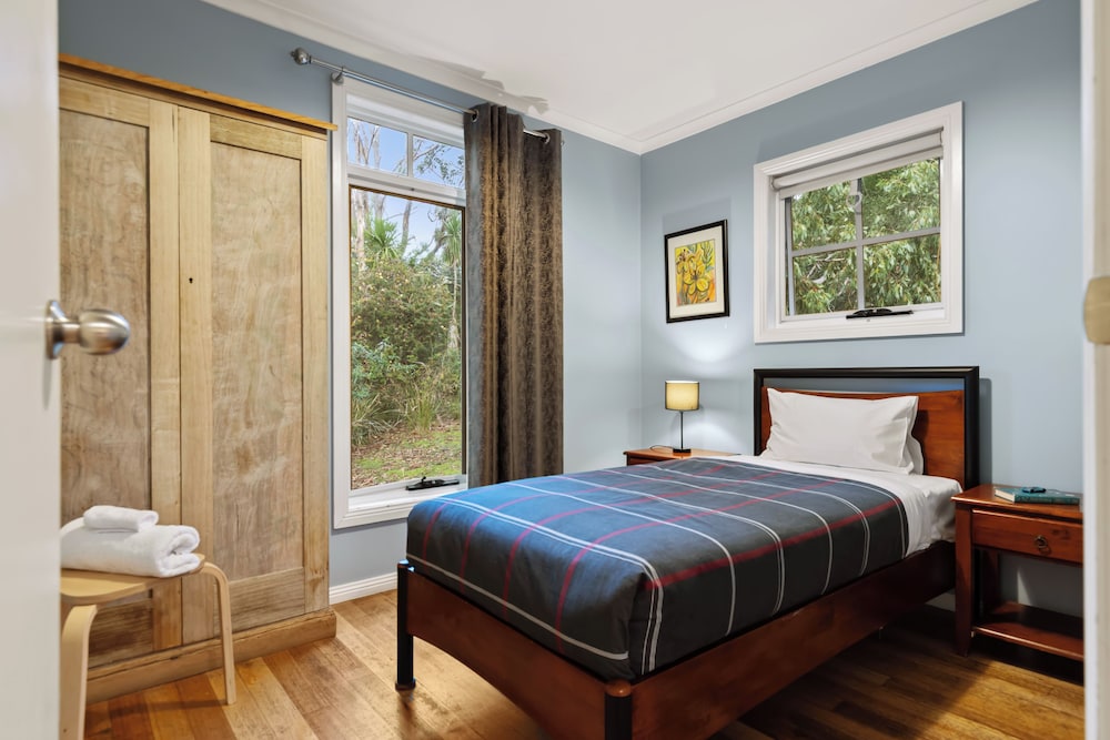 Annex, Church, House, 1 Single and 2 Queen Beds