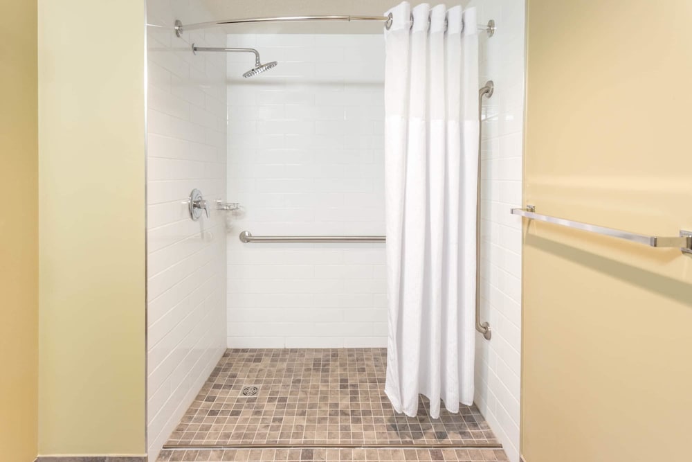 Microtel Inn And Suites By Wyndham Whitecourt 3/41