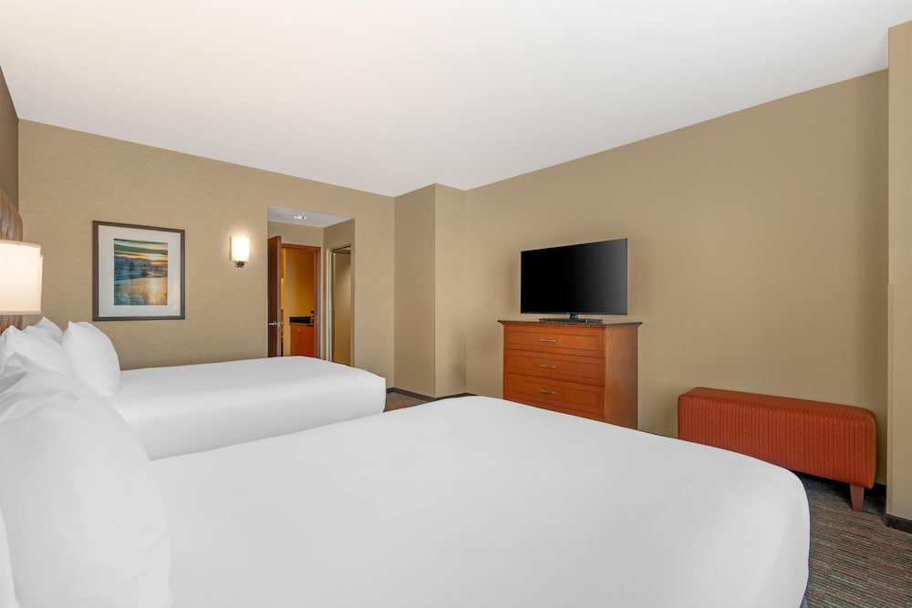 2 Rooms, Suite, 2 Queen Beds, Sofa, Bathtub, Accessible