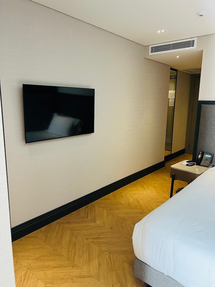 ROOM, SINGLE