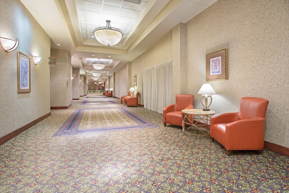 Hotel Topeka At City Center 21/36
