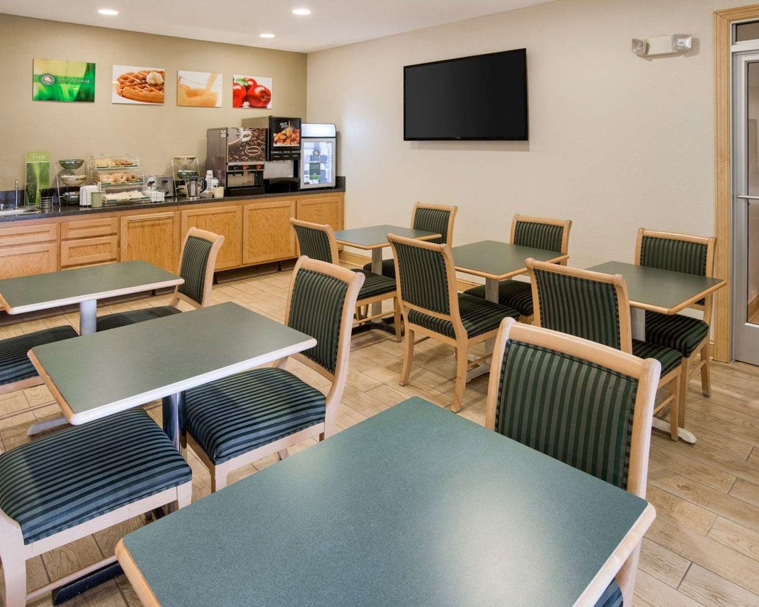 Quality Inn Near Northtown Mall & National Sports Center 21/23