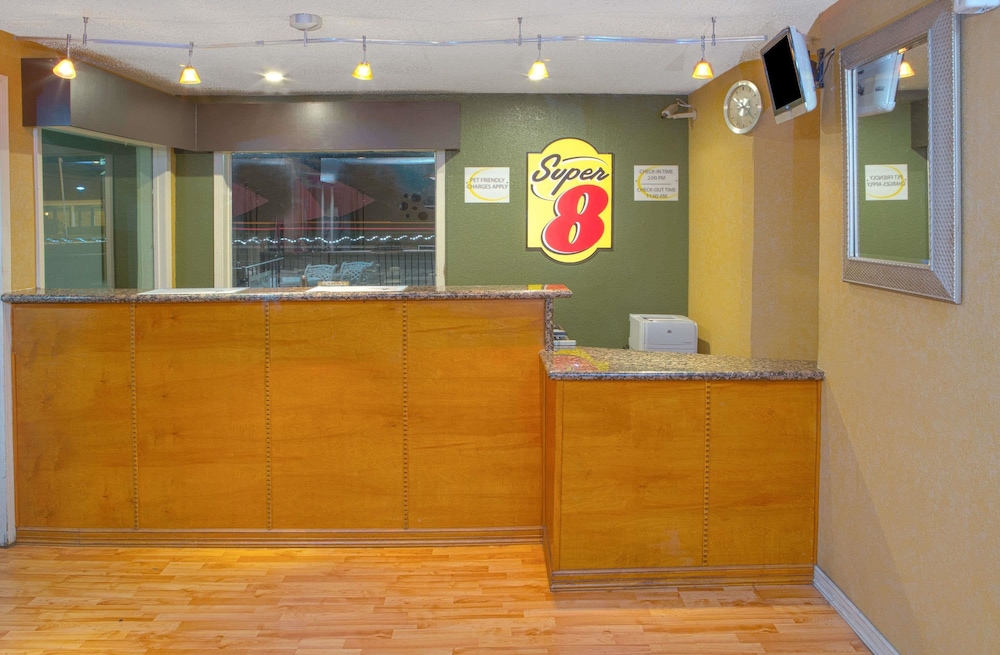 Super 8 By Wyndham Shreveport 2/28