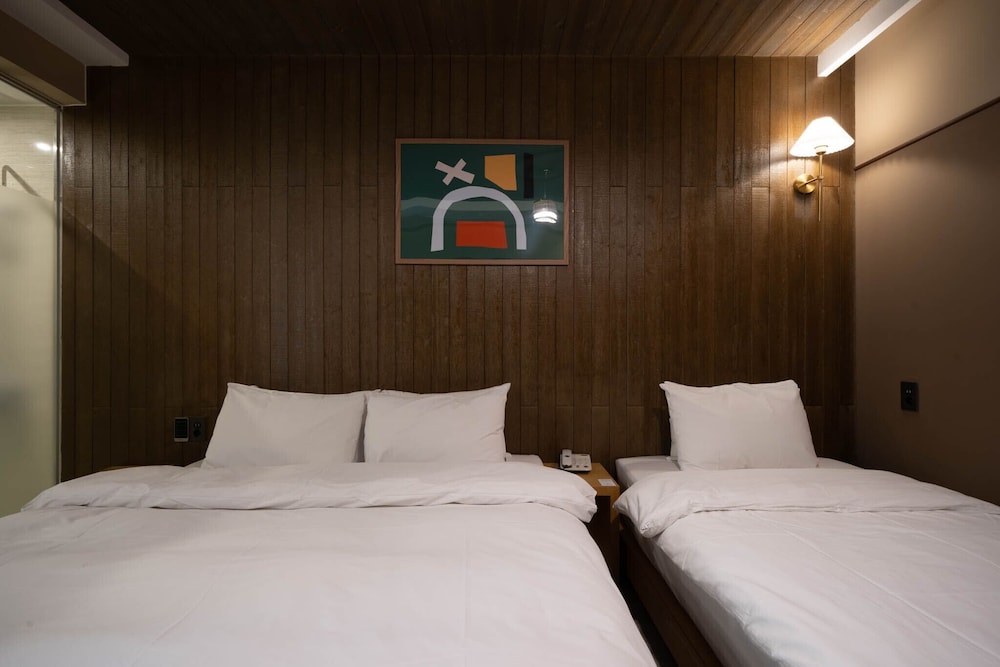DELUXE, TWIN BEDS