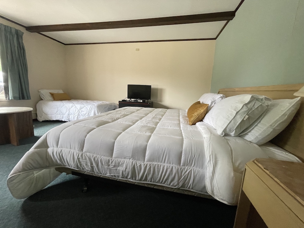 Gatehouse Motel 9/73