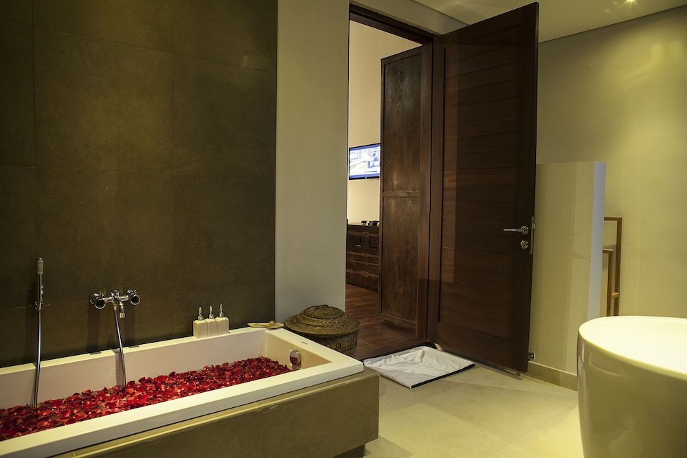 4 Bedrooms, Royal, Pool, Villa, Single Bed, Rice Field View، Villa Santun 10/10