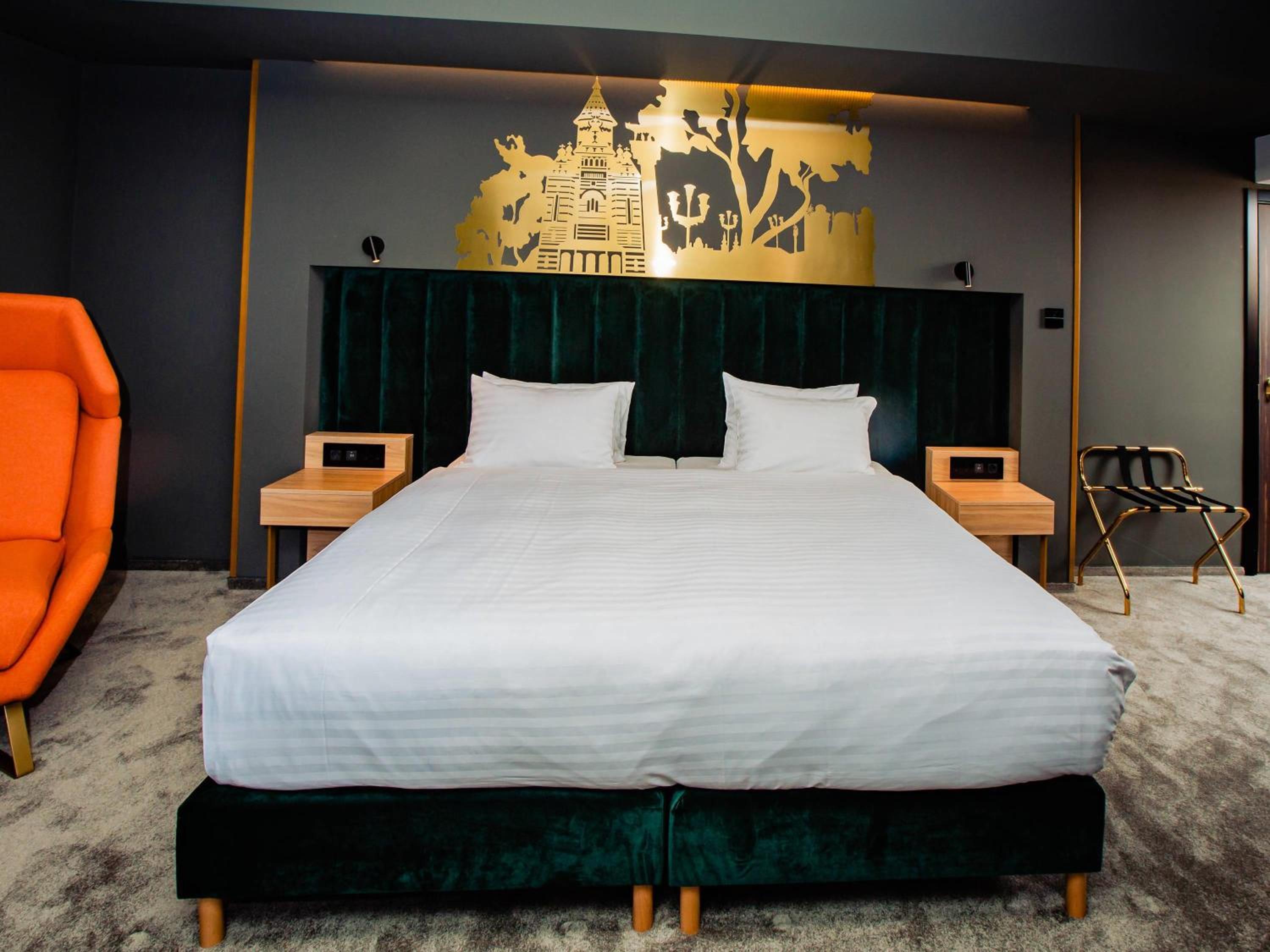 غرفة بريفيليج بسرير كينج وسرير كوين بشرفة، Mercure Timisoara 2/2