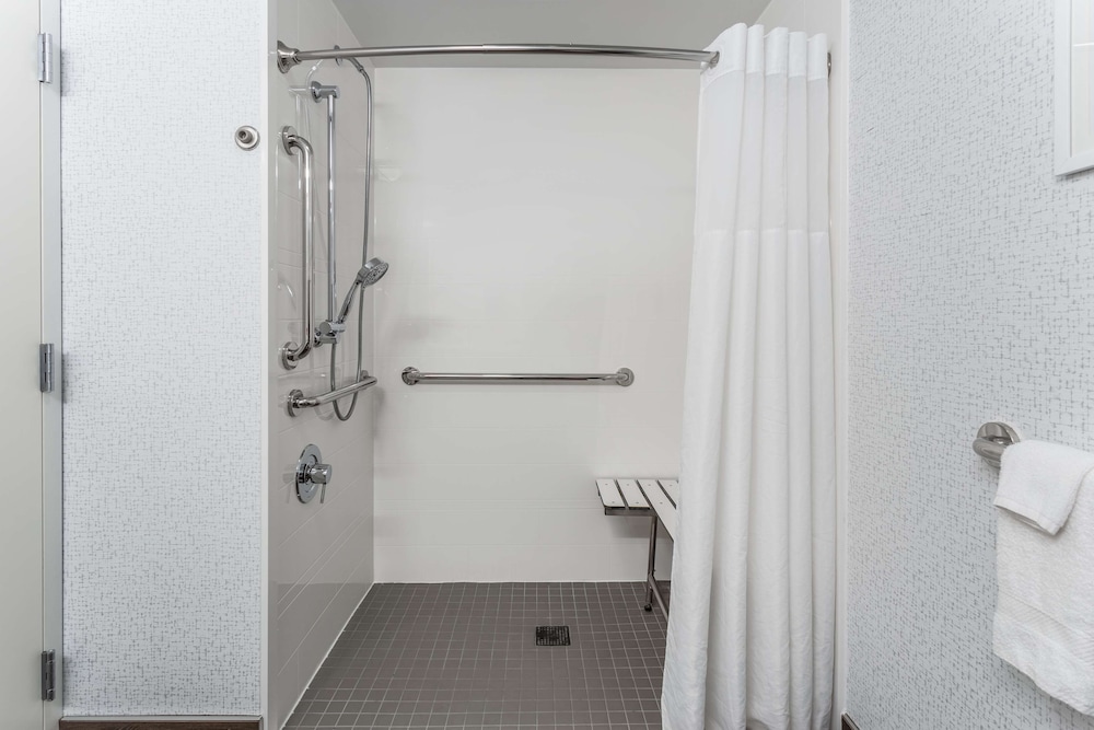 Hampton Inn Sioux Falls 10/52