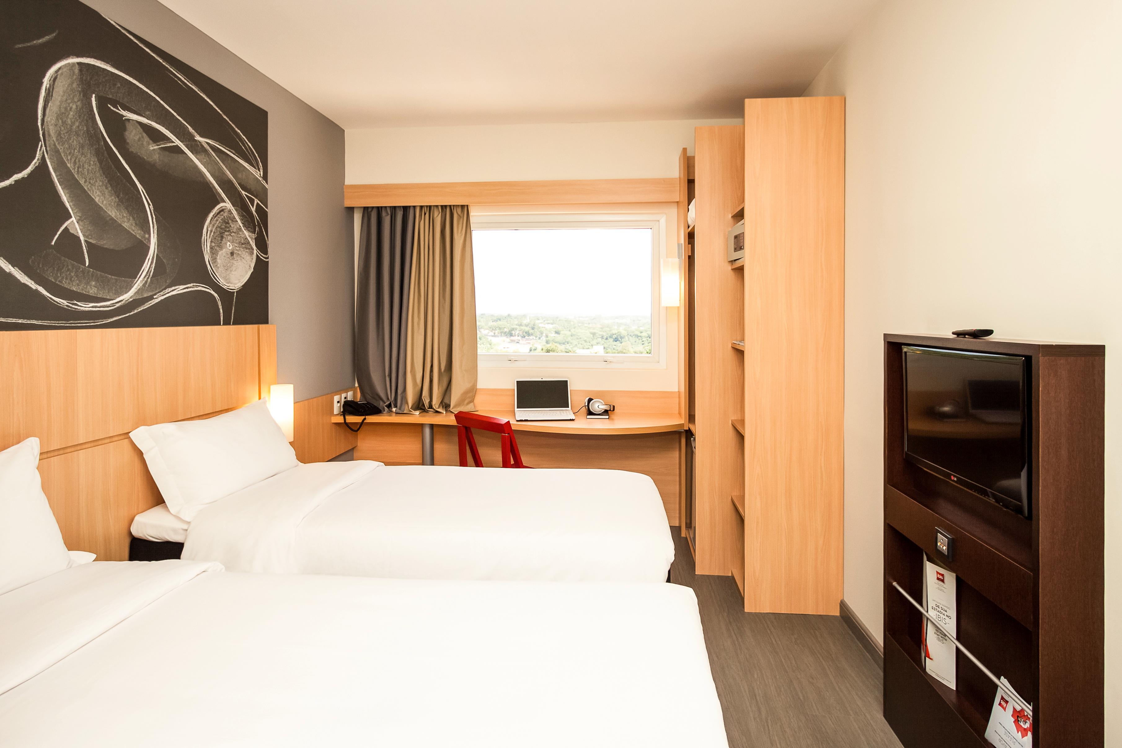 Standard, Twin Beds, Street View