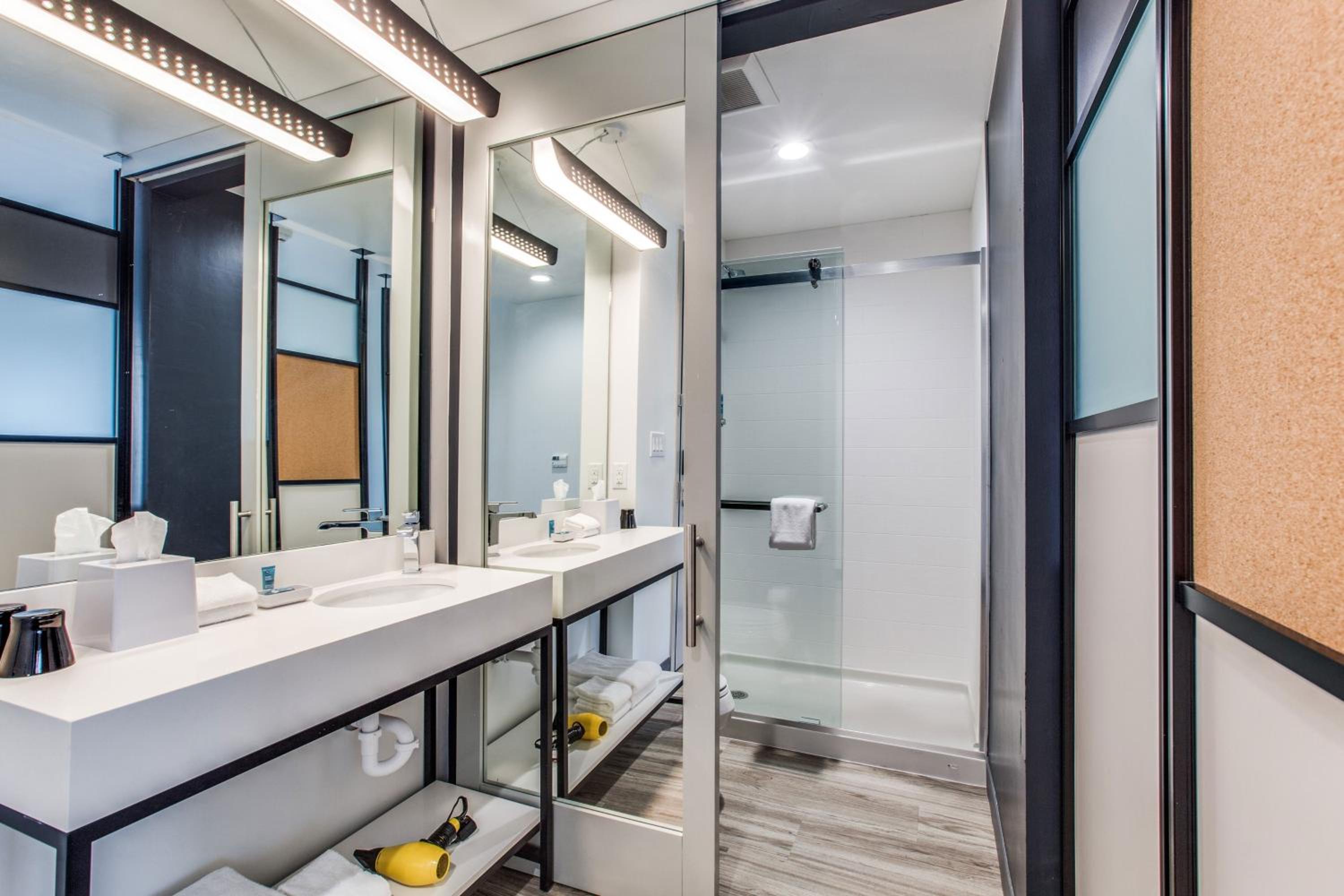 Aloft, Guest Room, 2 Queen Beds، Aloft Dallas Arlington Entertainment District 3/3