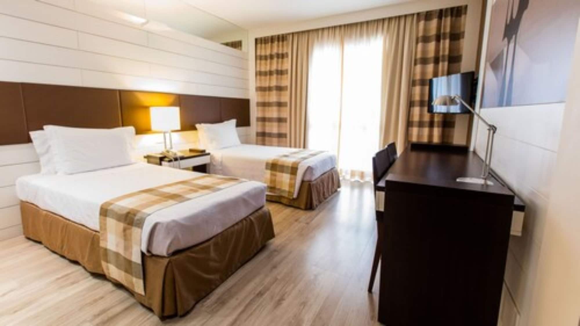 DELUXE, TWIN BEDS