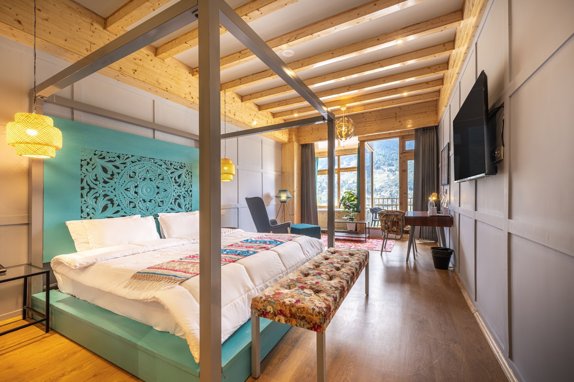 غرفة فاخرة بسرير كينج بإطلالة على الجبل بشرفة، Echor Himalayan Heights Luxe Manali 2/8