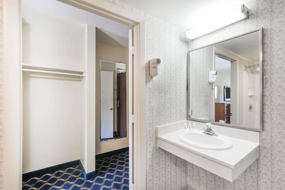 Days Inn Niantic Near Casinos 8/28