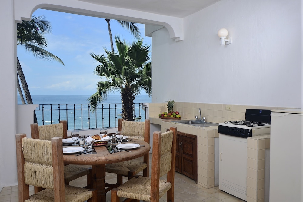 Emperador Vallarta Beachfront Hotel and Suites 57/74