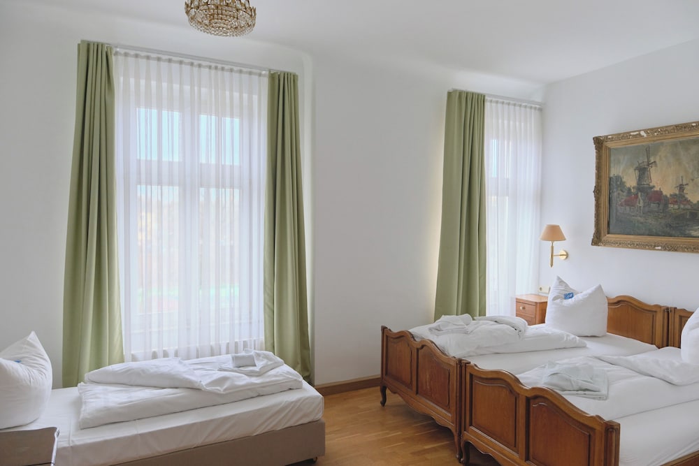 ROOM, TRIPLE, 3 BEDS