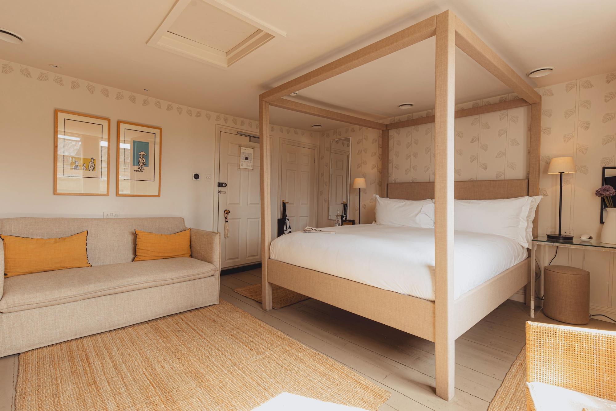Bigger, Guest Room