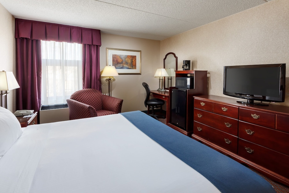 Red Roof Inn & Suites Newport News 13/48