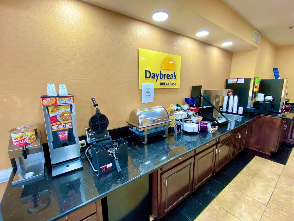Days Inn & Suites by Wyndham Prattville-Montgomery 35/39