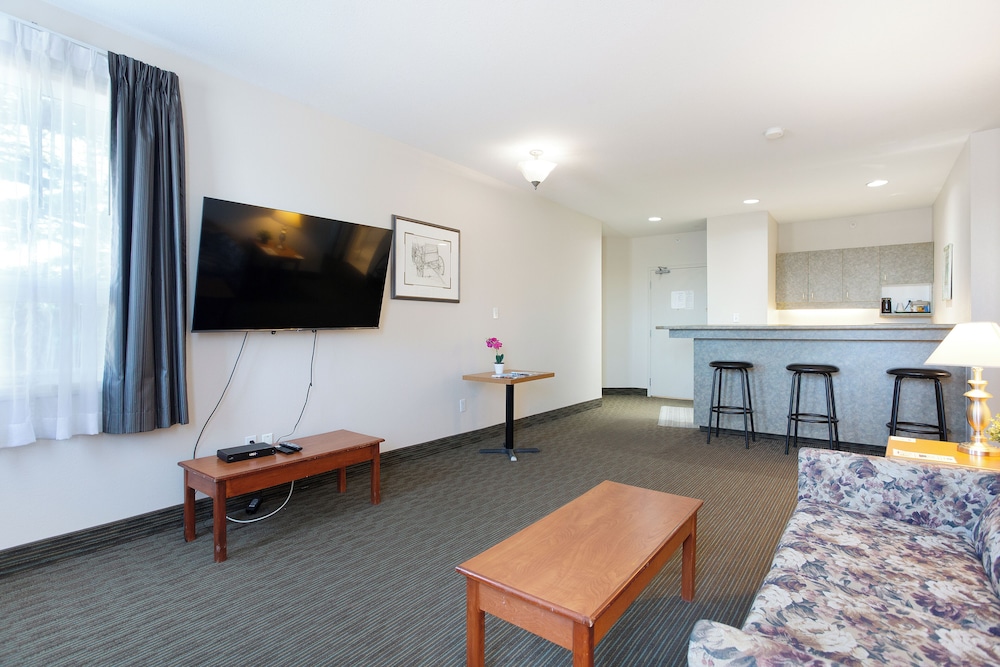 Lakeview Inn & Suites 43/60