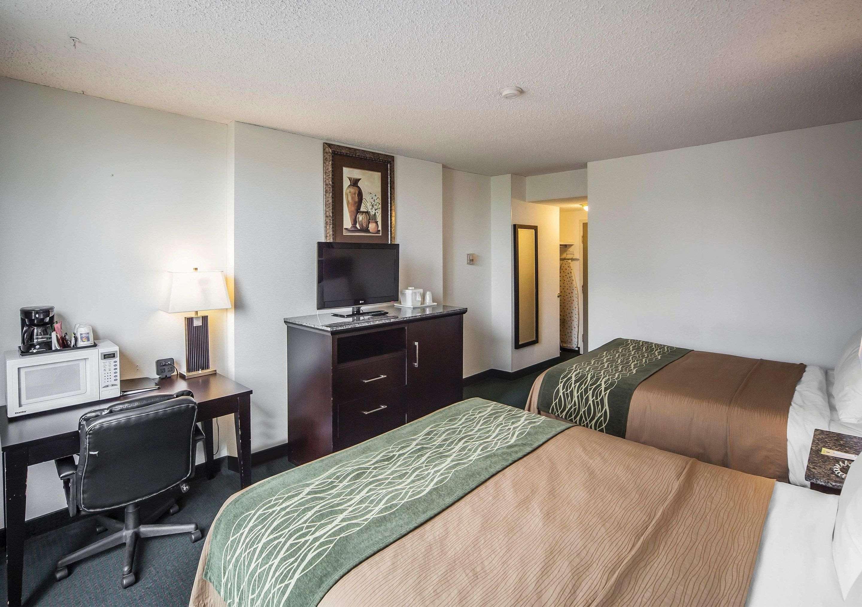 Upgrade, 2 Queen Beds, Comfort Inn & Suites Edmonton Downtown 4/6