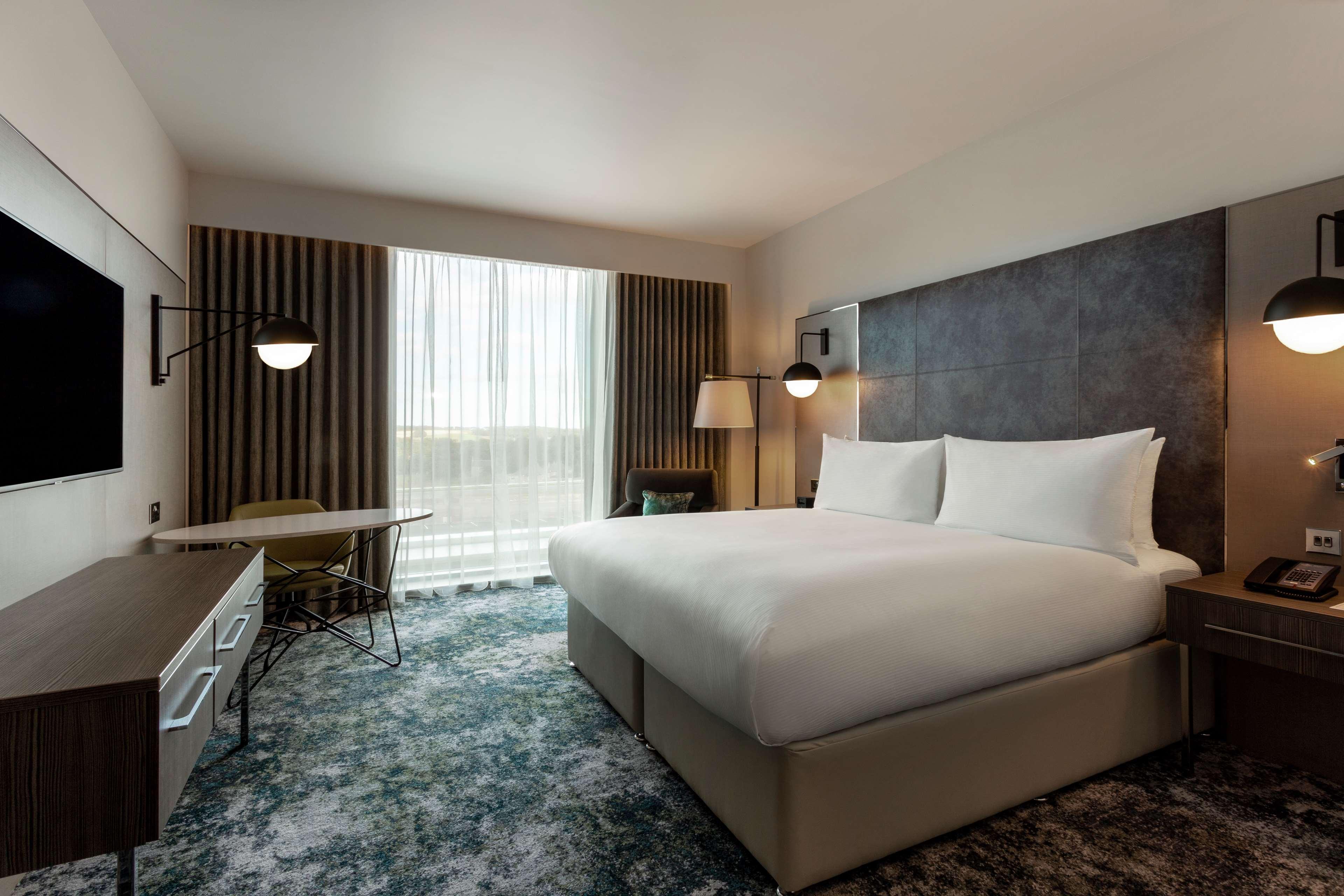 GUEST ROOM, EXECUTIVE, KING BED, LOUNGE ACCESS