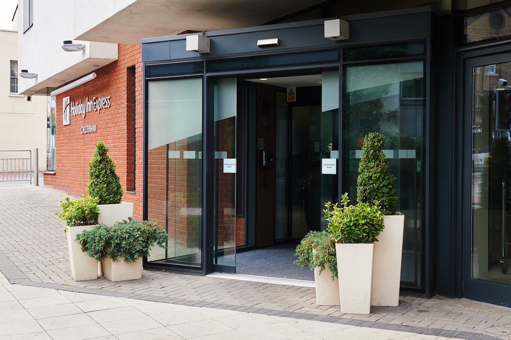 HOLIDAY INN EXPRESS CHELTENHAM photo4