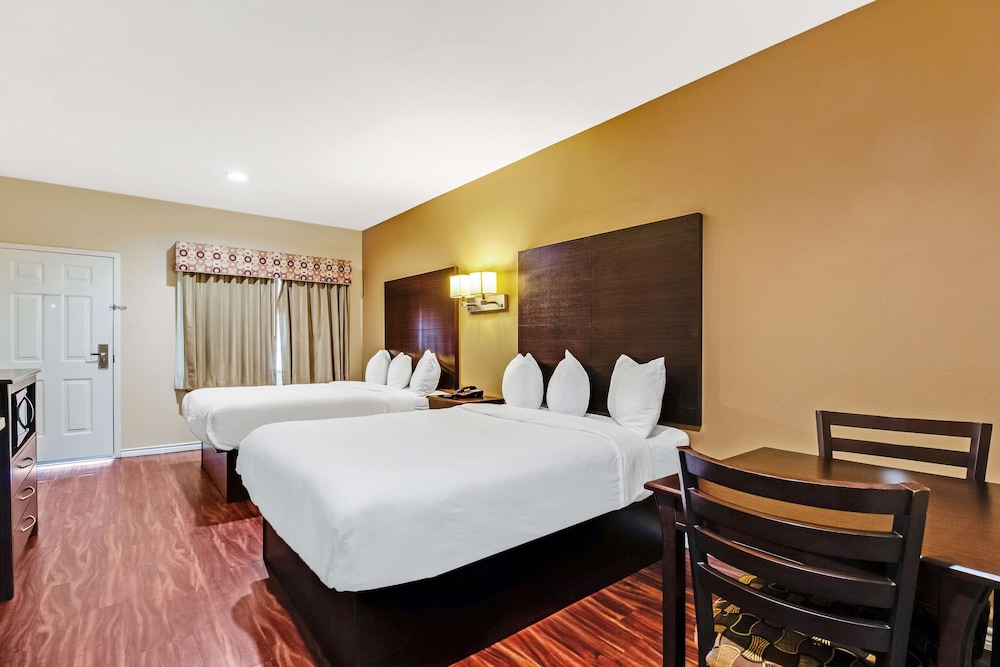 ROOM, 2 QUEEN BEDS, KITCHENETTE