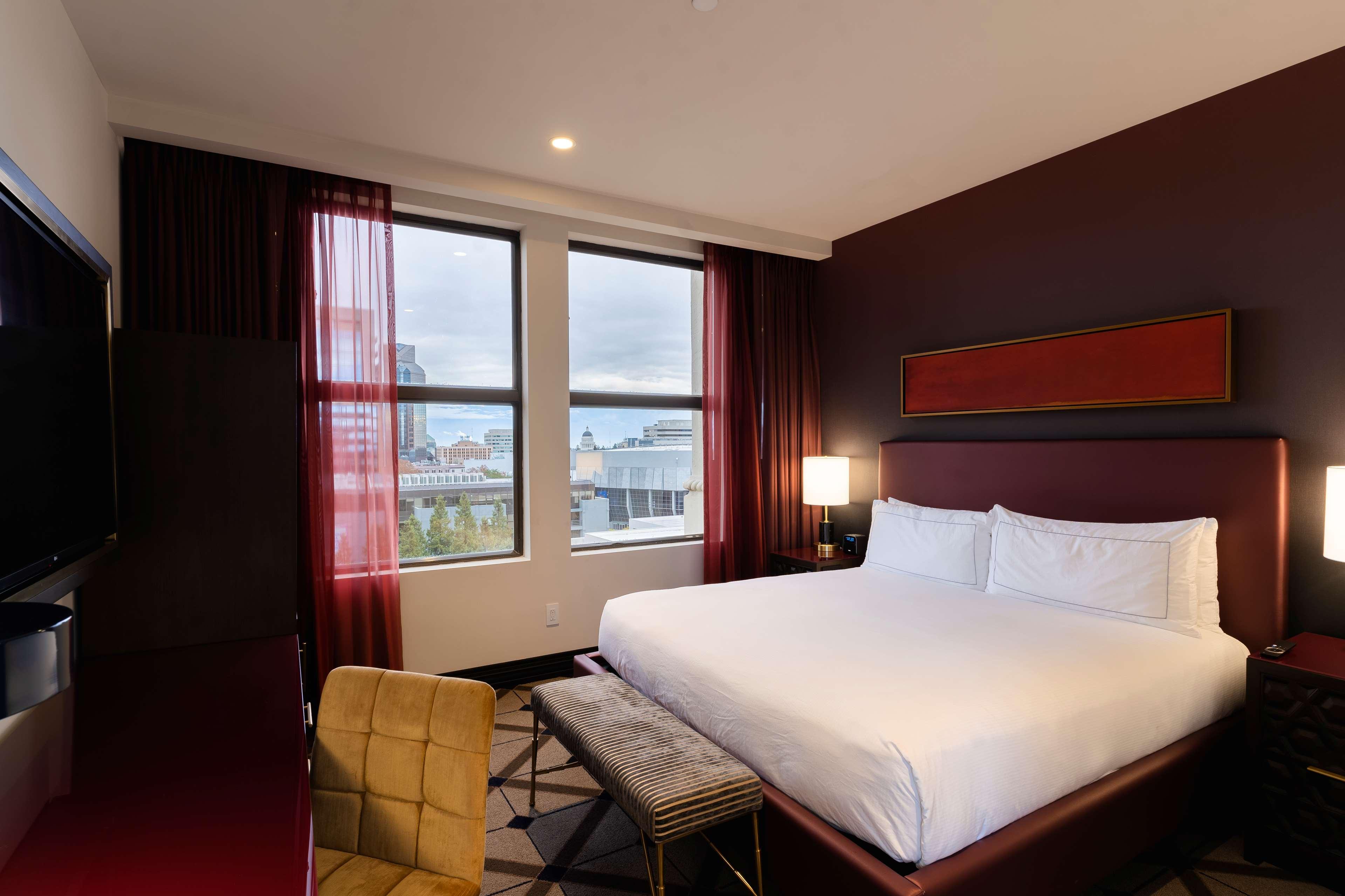ROOM, KING BED, CITY VIEW, CORNER