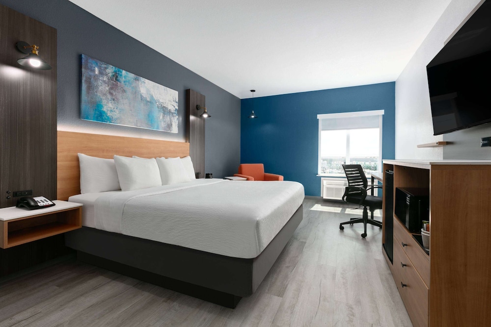 La Quinta Inn and Suites by Wyndham Ft. Worth - Burleson 13/53