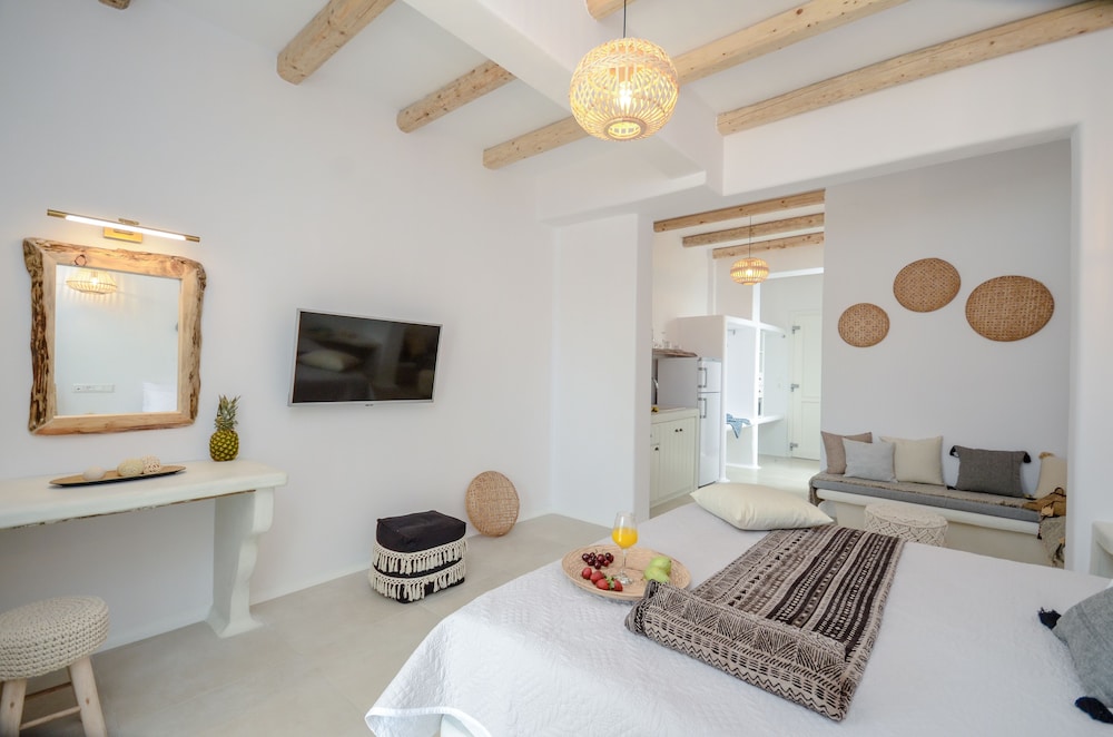 Naxos Nature Suites 15/39